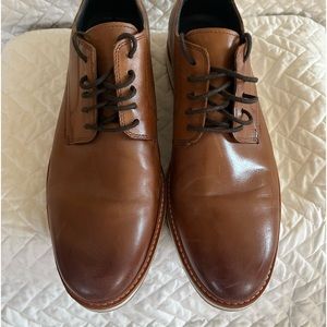 Very gently worn men’s Cole Haan Derby dress shoe. Size 10, rubber comfort sole